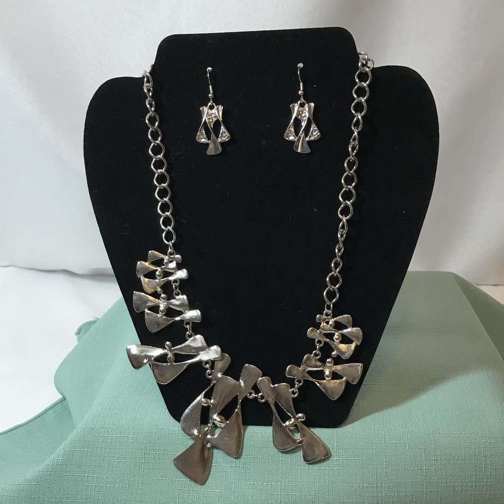The Sands of Time - Silver Tone Necklace & Earring Set